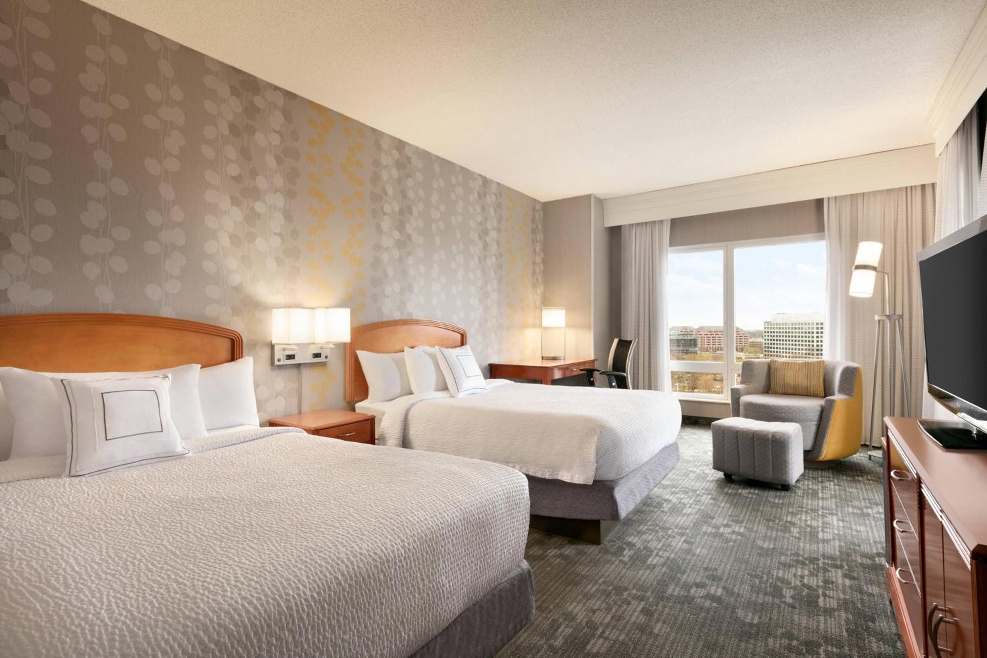 Courtyard By Marriott Tysons Mclean Hotel Tysons Corner Exterior photo